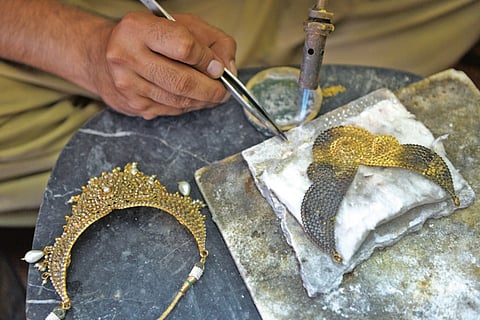 बंगाली कारागिरांची सुवर्णनगरीला प्रतीक्षा ...सात हजार लोक गेले परत !