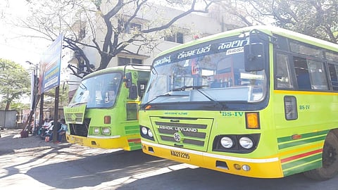 ब्रेकिंग : कर्नाटकच्या दाेन बस महाराष्ट्रात जप्त