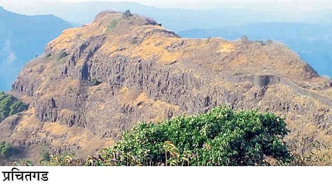 गड-किल्ले संरक्षित करण्याच्या केवळ घोषणा