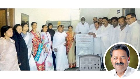 अंगणवाड्यांना धान्य कोठ्यांचे वाटप करताना. 