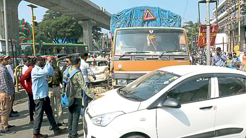महामार्गावरील अतिक्रमण; पोलिसांना शिविगाळ, कर्मचाऱ्यांना धक्काबुक्की
