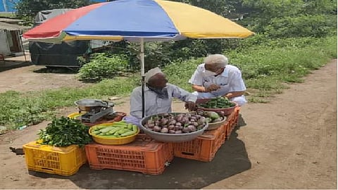 Agriculture Minister interacts with farmers on the streets nashik marathi news