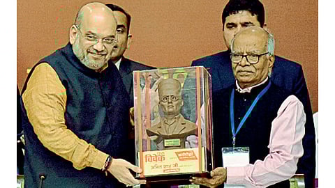 नवी दिल्ली - ‘कर्मयोद्धा ग्रंथ’च्या प्रकाशन कार्यक्रमात मंगळवारी भाजपाध्यक्ष अमित शहा यांचे स्वागत करण्यात आले.