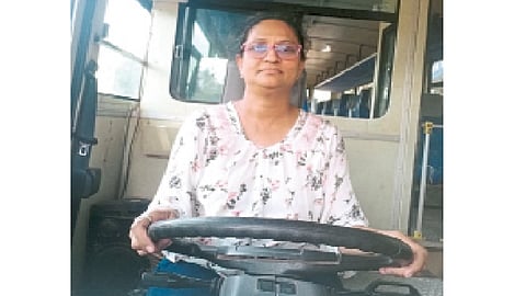 ट्रक चालविताना अश्विनी भुस्कुटे.