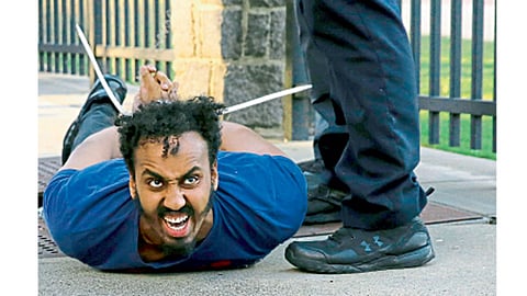 अटलांटा - जॉर्ज फ्लॉईड याच्या मृत्युप्रकरणी निदर्शने करणाऱ्या तरुणाची पोलिसांनी शनिवारी धरपकड केली.