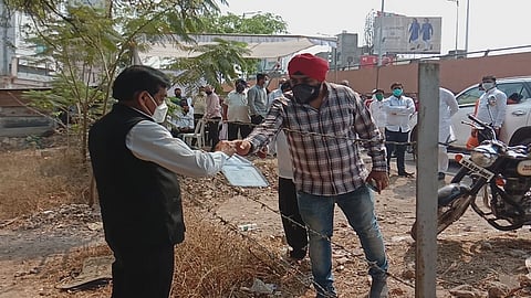 Aurangabad collector giving mask