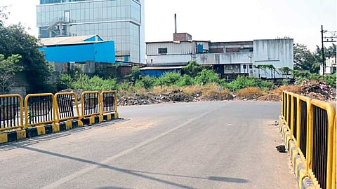 मोरवाडी कोर्ट रस्ता - महापालिका आयुक्‍तांच्या बंगल्यासमोरील काळेवाडी फाटा ते देहू आळंदी रस्ता बीआरटी मार्गातील दोन औद्योगिक कंपन्यांमुळे बीआरटी गाड्या अन्य मार्गावरून चालवाव्या लागतील.