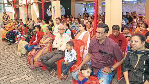 आकुर्डी : आधार केंद्रात बालक-पालक मेळाव्यात दत्तक घेतलेल्या चिमुकल्यांसह सहभागी पालक.