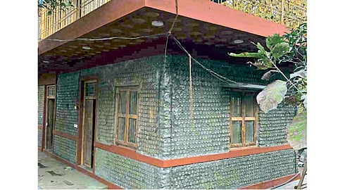 घेरा सिंहगड - प्लॅस्टिकच्या बाटल्यांचा वापर करून साकारलेला बंगला.