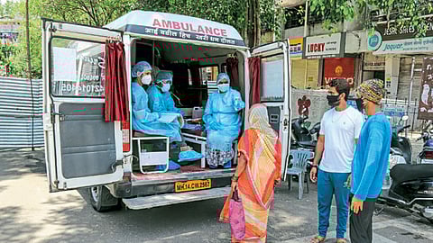 भवानी पेठ - प्रतिबंधित क्षेत्रात घराबाहेर पडलेल्या नागरिकांना बोलावून घेऊन त्यांची प्राथमिक तपासणी करण्यात येत आहे. या वेळी घरचा पत्ता व कुटुंबियांची आरोग्यविषयक माहितीही संकलीत करण्यात येत आहे.