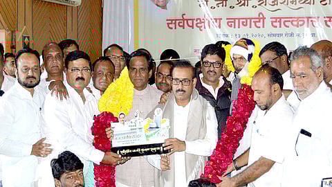 जालना : आरोग्य मंत्री राजेश टोपे यांचा सर्वपक्षीय समितीतर्फे नागरी सत्कार करताना केंद्रीय राज्यमंत्री रावसाहेब दानवे, आमदार कैलास गोरंट्याल, नारायण कुचे, भास्कर अंबेकर, अरविंद चव्हाण, राजाभाऊ देशमुख आदी. 