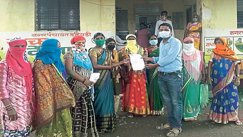 दहिवडीत महिलांसाठी स्वच्छतागृह बांधा; महिलांचे मुख्याधिकाऱ्यांना निवेदन