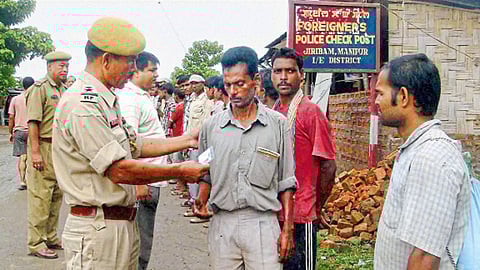 इम्फाळ - मणिपूर-आसाम सीमेवर स्थलांतरित कामगारांच्या कागदपत्रांची तपासणी करताना पोलिस.