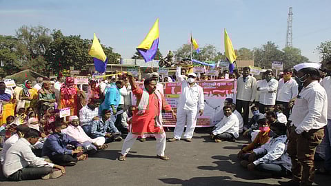 कृषी कायद्याविरोधात आसूड आंदोलन; झोपडपट्टी सुरक्षा दलाचा शेतकऱ्यांना पाठिंबा