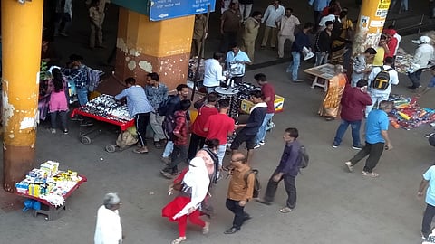 सॅटिस पुलाखालील फेरीवाले. (छायाचित्र : दीपक कुरकुंडे)