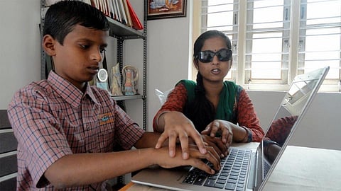 दिव्यांग विद्यार्थ्यांसाठी लेखनिक, वाचक बॅंक