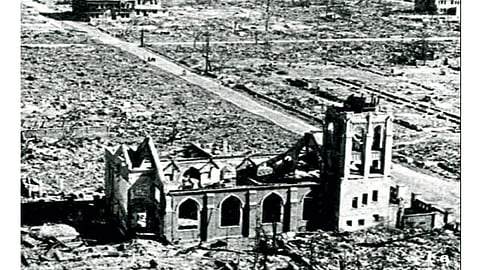 अणुबॉंबच्या हल्ल्यात उद्‌ध्वस्त झालेले हिरोशिमा.