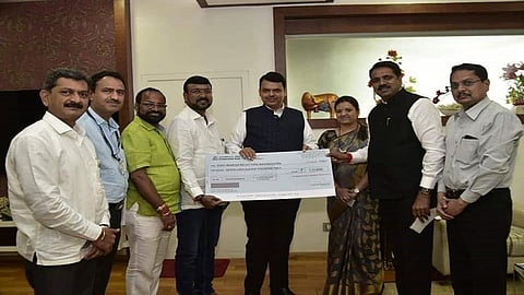 भाईंदर ः मुख्यमंत्री देवेंद्र फडणीस यांना  पूरग्रस्तांच्या मदतीसाठीचा धनादेश सुपूर्द करताना आमदार नरेंद्र मेहता, महापौर डिंपल मेहता आदी मान्यवर.