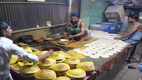औरंगाबाद : धगधगत्या भट्टीसमोर बसून तंदूरमध्ये नानरोटी तयार करताना उस्ताद.