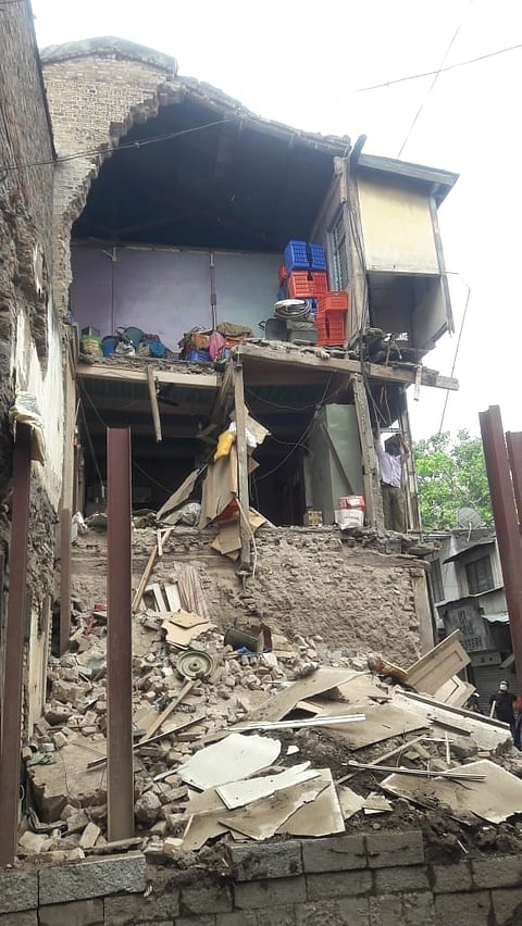 The building in the town market collapsed