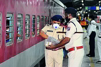 कोरोनाच्या संकट...मजुरांच्या सुरक्षित प्रवासासाठी आरपीएफ दलाचे मदत कार्य 