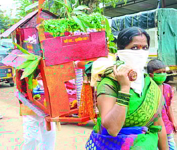 Bappa Morya, defeat Corona; The arrival ceremony of Vighnaharta with constant enthusiasm