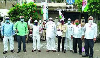 शासन करतेय कांदा उत्पादकांच्या संसाराची राख रांगोळी !