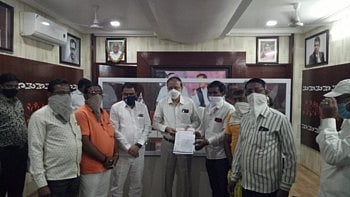 बँड व्यावसायिकांनी खासदार डॉ. भामरेंना घातले साकडे 