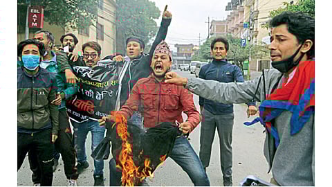 काठमांडू - भारताच्या विरोधात घोषणा देताना नेपाळी विद्यार्थी.