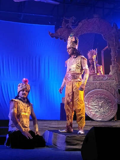नागपूर : महारथी कर्ण नाटकातील एका प्रसंगाचे सादरीकरण करताना कलावत. 