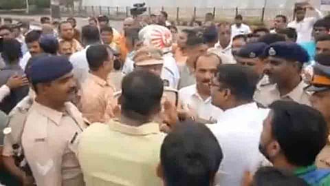 Fighting between Shivsena and MNS party workers at lower parel bridge