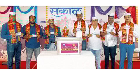 सकाळ कार्यालय, पिंपरी - गणेशोत्सवानिमित्त ‘सकाळ’च्या वतीने आयोजित ‘माय फ्रेंड श्रीगणेशा’ स्पर्धेची सोडत मान्यवरांच्या हस्ते काढली. (डावीकडून) नितीश सांगाडे, विनीत सुतार, डॉ. अरविंद खरात, डॉ. धनंजय वर्णेकर, राजेश तोलानी, संदीप काटे, प्रदीप खंदारे आदी मान्य