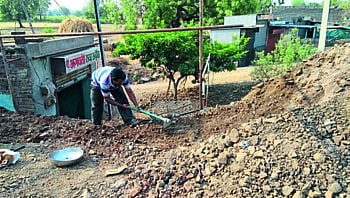 बॅण्ड संचालक...पण ढोलच्या ऐवजी हातात तगारी, फावडा 