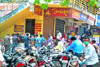  ये कोरोना ! रेस्टॉरंट, खाद्यपदार्थाच्या गाड्यांवर तोबा गर्दी, नियमांचा फज्जा  