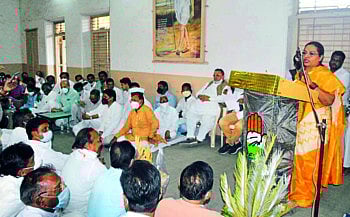 भांडणे मिटवून तुमची किंमत तूम्हीच वाढवा; मंत्री ठाकूर यांचा पदाधिकाऱ्यांना कानपिचक्या 