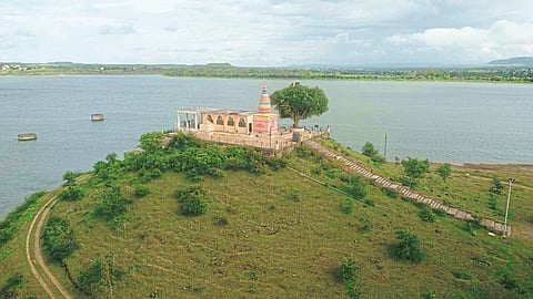 दुष्काळग्रस्त भागातील नेर तलाव खुणावतोय पर्यटकांना