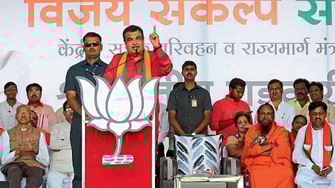 सोलापूर - प्रचार सभेत मंगळवारी बोलताना केंद्रीय मंत्री नितीन गडकरी.