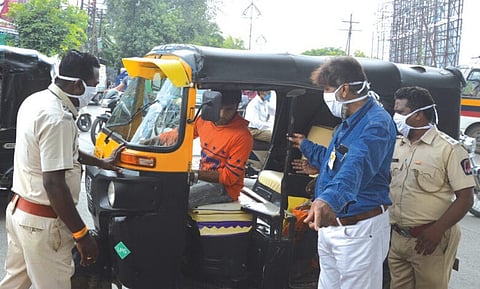 Akola News: Action was taken against 578 auto and 1425 two-wheeler drivers for not wearing masks