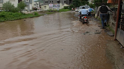 गोडोलीतील रस्त्यावरील हटेना पाणी ! बांधकाम विभागाचे 13 लाख पाण्यात