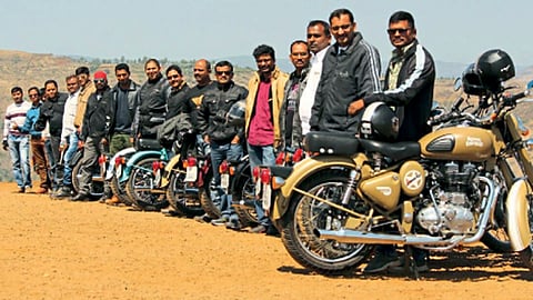 सातारा - प्रतापगडाजवळ पोचल्यावर ‘एमएच-१४ रॉयल बुल्स’चे सदस्य.