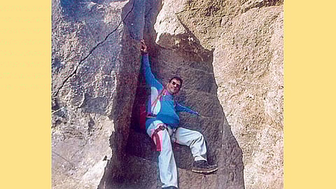 सह्याद्री पर्वतरांगेतील गड सर करताना सुशील दुधाणे. 