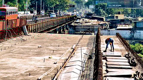 दापोडी - पिंपरी-चिंचवड व पुणे महापालिका यांच्यातर्फे पवना-मुळा नदीवर नवीन पूल उभारण्यात येत आहे. मात्र बोपोडीजवळील झोपडपट्टी न हटविल्याने काम संथ गतीने सुरू आहे.