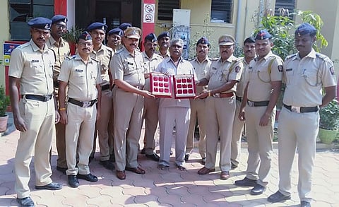 परंडा ः दरोड्यात चोरी झालेला ऐवज फिर्यादी वसंत शहाणे यांच्या ताब्यात देताना पोलिस निरीक्षक इक्‍बाल सय्यद, सहायक पोलिस निरीक्षक रावसाहेब राठोड व पोलिस कर्मचारी. 