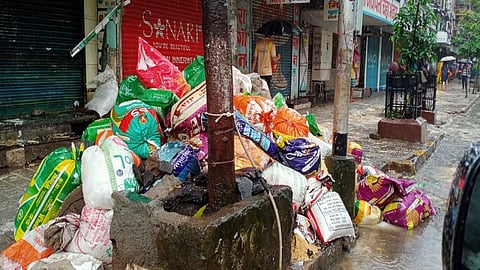 मुंबईत मुसळधार पावसाचा व्यापाऱ्यांनाही फटका, धान्यांचं प्रचंड नुकसान