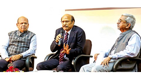 मराठा चेंबर्स ऑफ कॉमर्स - अप्पासाहेब सावळे स्मृती व्याख्यानमालेत सतीश मगर आणि प्रतापराव पवार यांची मुलाखत घेताना अनंत सरदेशमुख (उजवीकडे).