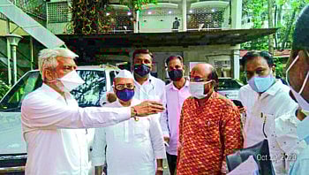 केळी पीकविम्याबाबत दोन दिवसांत तोडगा काढा; मुख्यमंत्र्यांचे अधिकाऱ्यांना आदेश