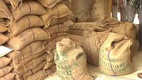 काळ्या बाजारातील स्वस्त धान्याची 390 पोती जप्त