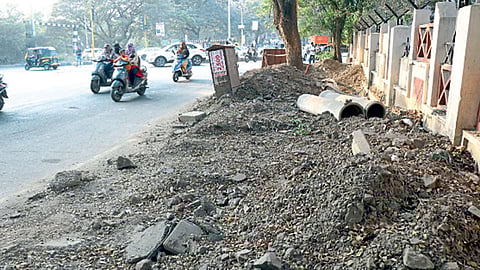 प्राधिकरण - रस्‍त्‍याच्‍या राडारोड्यावरून घसरून पडल्याने याच ठिकाणी दुचाकीस्वार महिलेचा मृत्यू झाला होता.