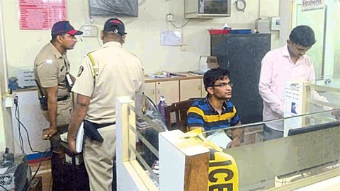 Robbery in kolhapur dhamod axis bank