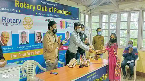 ऑनलाइन शिक्षणासाठी दहा विद्यार्थ्यांना 'रोटरी' तर्फे मोबाईल भेट